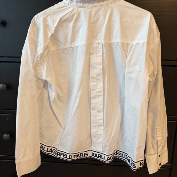 Karl Lagerfeld Paris Cropped Block Letter Logo Button Up Oxford - Picture 2 of 3